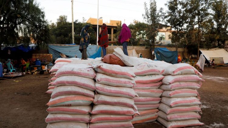 Nahrungsmittelspenden vor einer Schule in der Region Tigray, die im Konflikt zur Unterkunft für Vertriebene wurde
