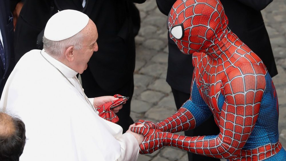 O Papa Francisco recebe uma máscara do Homem-Aranha