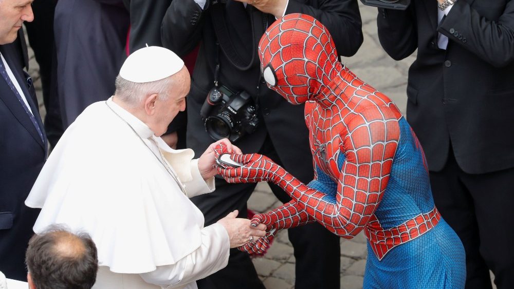 O Papa Francisco recebe uma máscara do Homem-Aranha