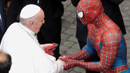 Mattia, lo Spiderman dei bimbi malati: "I veri supereroi sono i piccoli che lottano nei reparti"