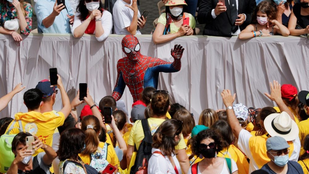 Mattia Villardita, vestito da Spiderman, saluta i fedeli nel Cortile di San Damaso