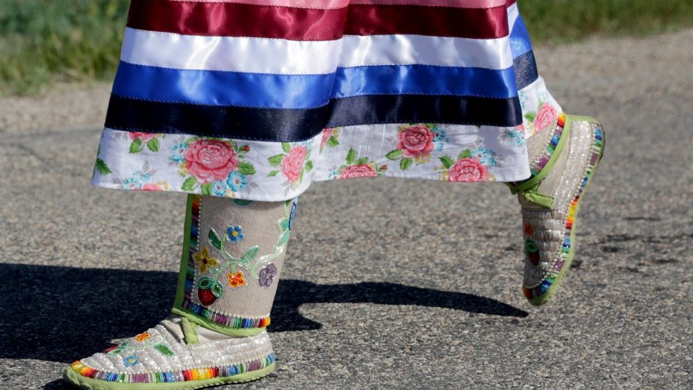 Indígena canadense em caminhada de 11 km até o local da Escola Industrial Qu'Appelle em Lebret Saskatchewan, um internato que funcionou entre 1884 e 1973, e que foi demolido em 1993