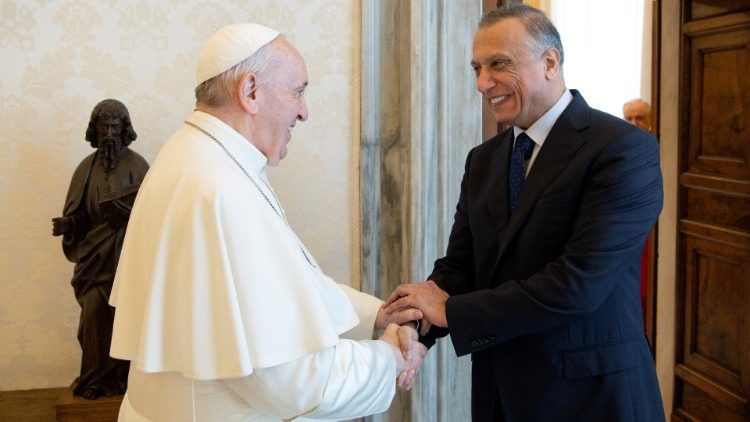 Papst Franziskus und der irakische Premierminister Mustafa Al-Kadhimi  am 2. Juli 2021 im Vatikan