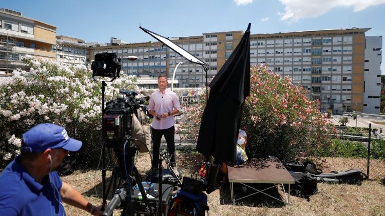 Al Gemelli, i media seguono il ricovero del Papa