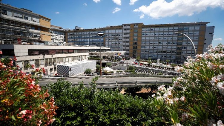 Der Papst wird noch ein paar Tage im Gemelli-Krankenhaus verbringen