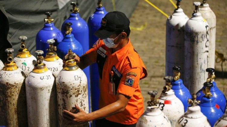 Indonesia. Jakarta: bombole di ossigeno per i pazienti colpiti da COVID-19