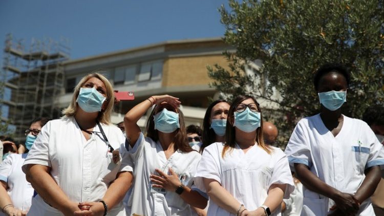  Krankenhauspersonal beim Angelus aus dem Gemelli-Klinikum