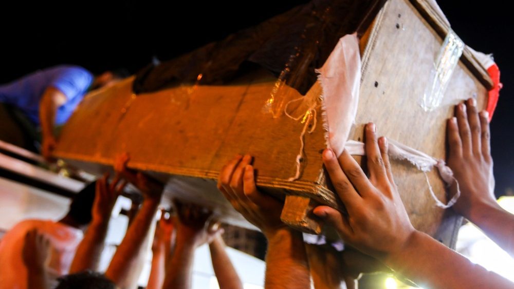 Em Najaf, sepultamento de criança morta no atentado em Sadr City (REUTERS/Alaa Al-Marjani)