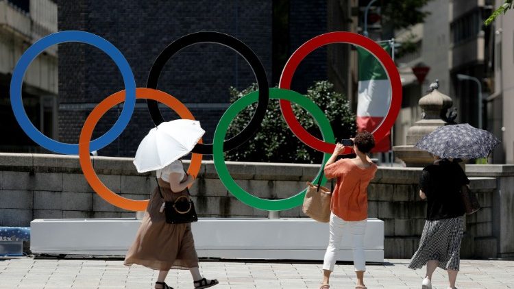 Les cinq anneaux de couleurs, symbole des Jeux olympiques modernes, à Tokyo au Japon, le 21 juillet 2021. 