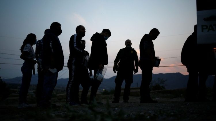 Migranti in cammino (REUTERS)