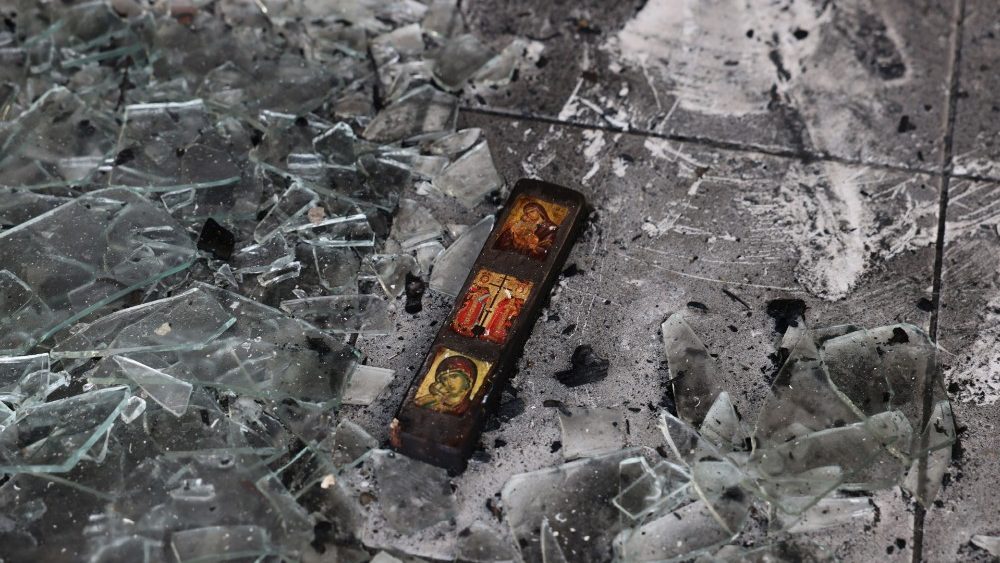 Pequenos ícones ortodoxos gregos são vistos dentro de uma casa danificada após um incêndio na vila de Lalas perto da antiga Olympia, Grécia, 6 de agosto de 2021. REUTERS / Giorgos Moutafis