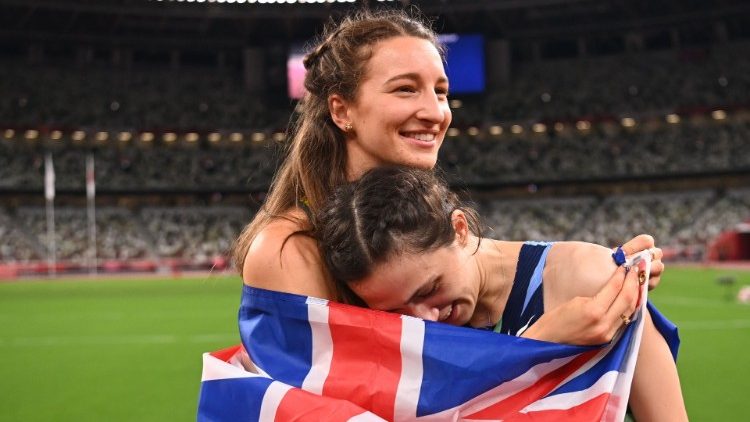 Étreinte entre la championne olympique du triple saut, la Russe Maria Lasitskene, et sa concurrente médaillée d'argent, l'Australienne Nicola McDermott, le 7 août 2021 au Stade olympique de Tokyo.