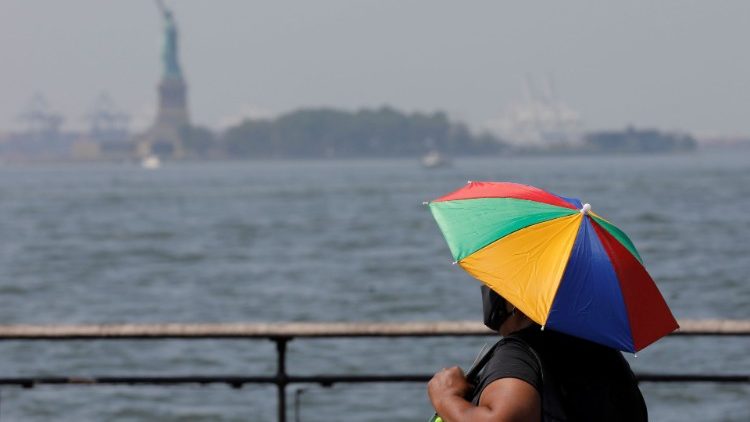 Freiheitsstatue im Hintergrund