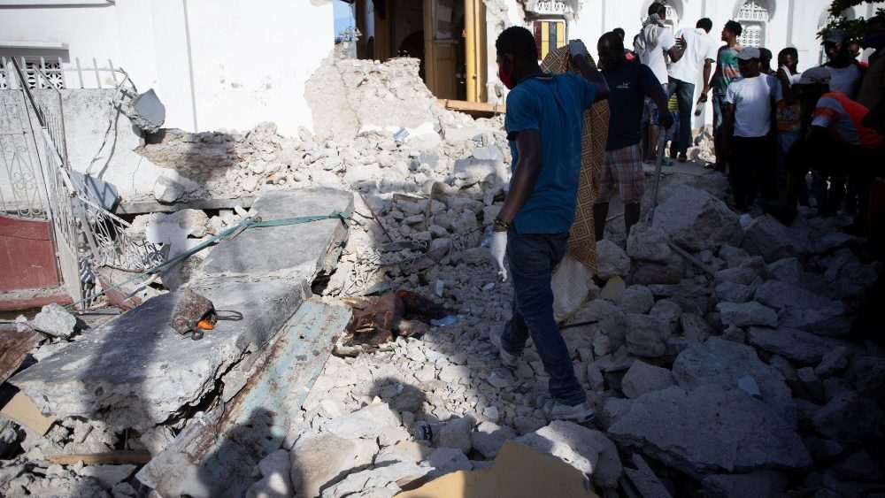 O corpo de uma pessoa está sob os escombros após um terremoto de magnitude 7,2 em Les Cayes