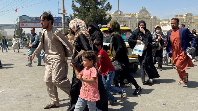 Menschen versuchen, in den internationalen Flughafen von Kabul zu gelangen.
