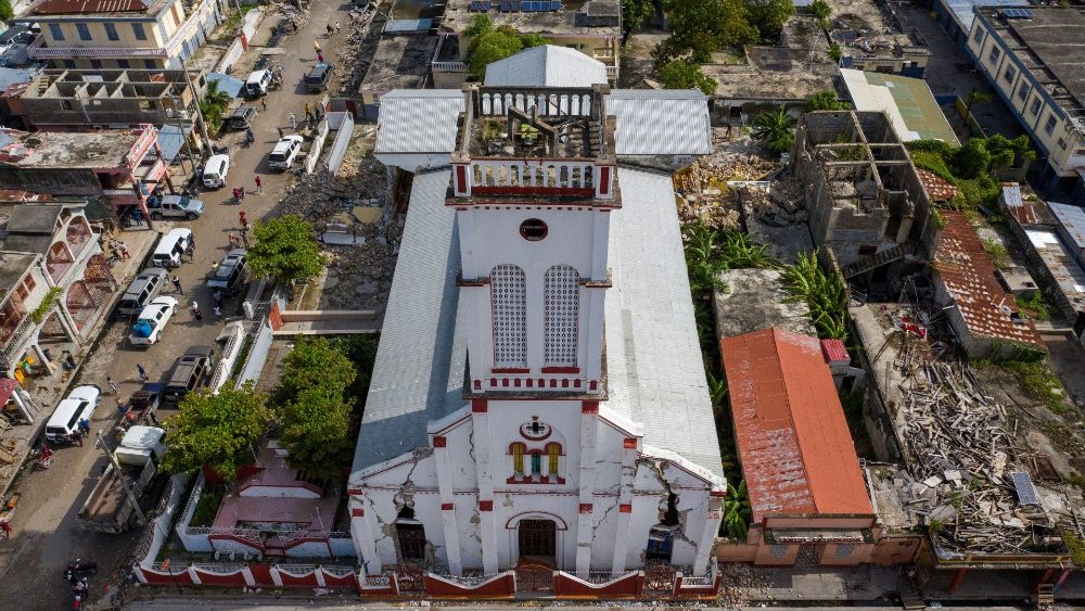 Foto aérea de uma igreja fortemente danificada após o terremoto de magnitude 7,2 no sábado, em Les Cayes, Haiti, 18 de agosto de 2021. REUTERS / Ricardo Arduengo