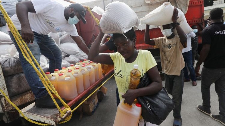 Des habitants de Camp-Perrin reçoivent de l'aide du Programme alimentaire mondial