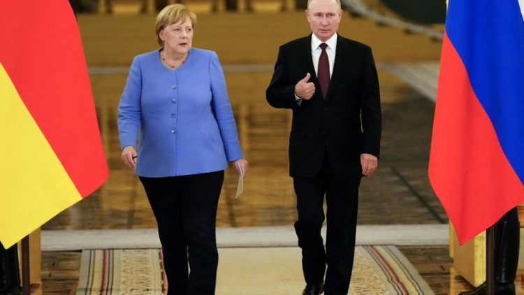 Russian President Putin and German Chancellor Merkel attend a news conference in Moscow