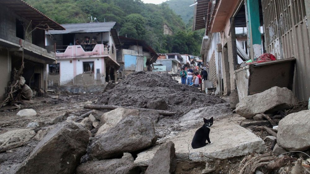 Danos provocados pela avalanche de água, lama e pedras em Tovar, Estado de Mérida. REUTERS / Carlos Eduardo Ramirez