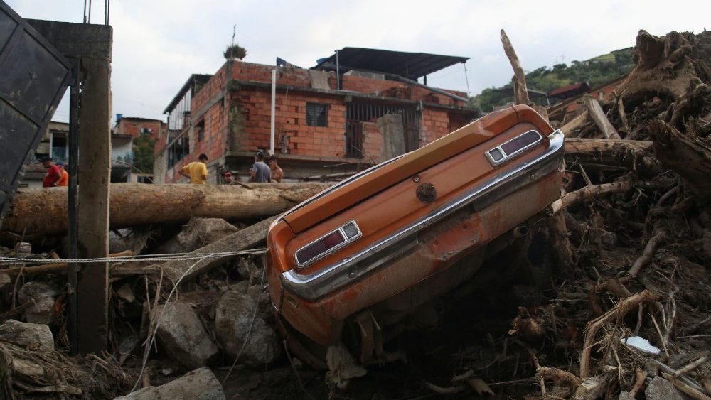 Danos provocados pela avalanche de água, lama e pedras em Tovar, estado de Mérida. (REUTERS / Carlos Eduardo Ramirez)
