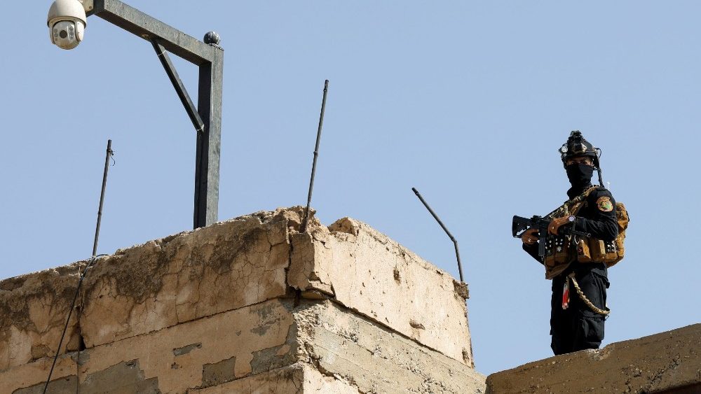 Um membro das forças de segurança fica de guarda antes da chegada do presidente francês Emmanuel Macron à igreja Al-Sa'ah na cidade velha de Mosul, Iraque, 29 de agosto de 2021. REUTERS / Khalid al Mousily