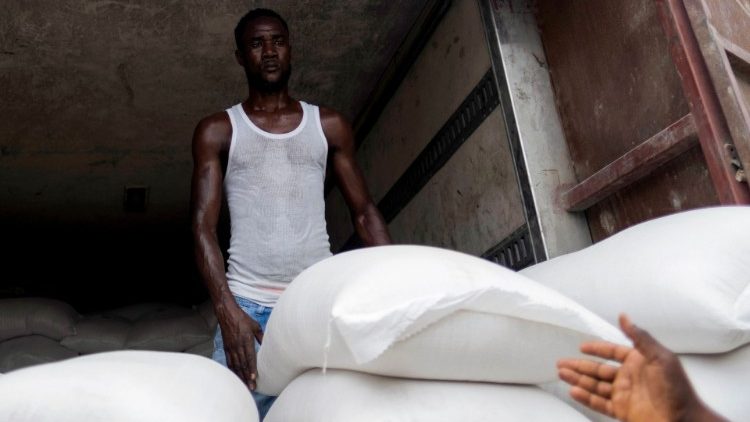 Distribuição de gêneros de primeira necessidade pelo Programa Mundial de Alimentos