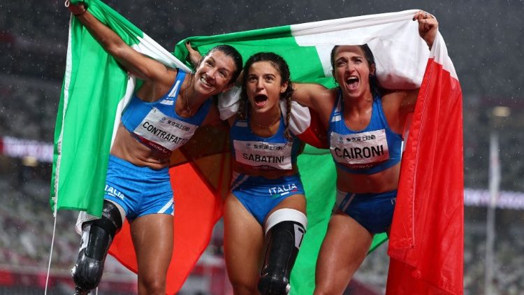 Podio tutto italiano a Tokyo nei 100 metri femminili, categoria T63. A conquistare l'oro Ambra Sabatini, che firma anche il nuovo record del mondo con 14.11. L'argento a Martina Caironi seconda a 14.46. Bronzo a Monica Contrafatto terza a 14.73