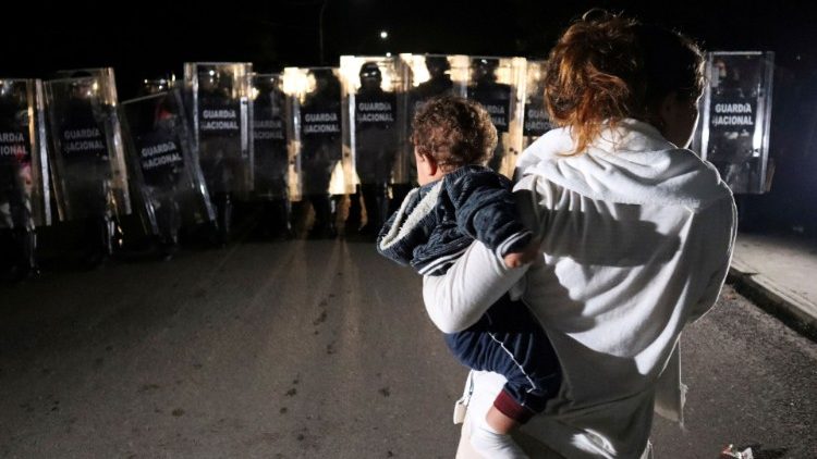 Agentes del Instituto Nacional de Migración y de la Guardia Nacional realizan un operativo para disolver una caravana de migrantes de Centroamérica y el Caribe.