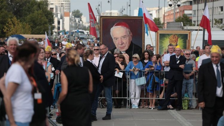 A cerimônia de beatificação do cardeal polonês Stefan Wyszynski e Madre Elzbieta Roza Czacka em Varsóvia. (Foto: Slawomir Kaminski/Agencja Gazeta via REUTERS)