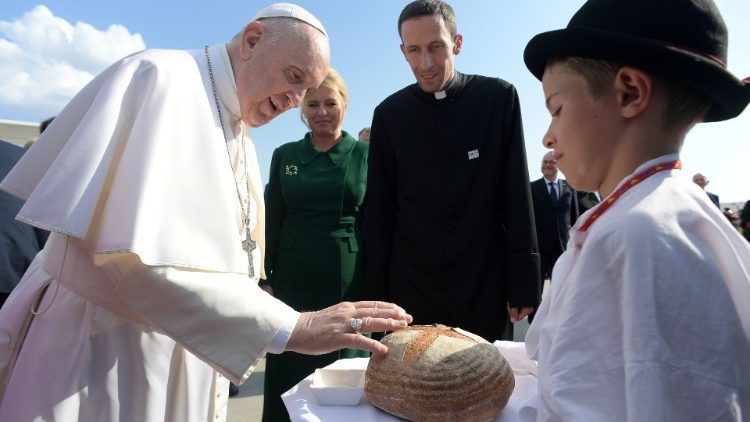 Megérkezés és köszöntés a poszonyi repülőtéren a kenyér és a só ősi jelképeivel   