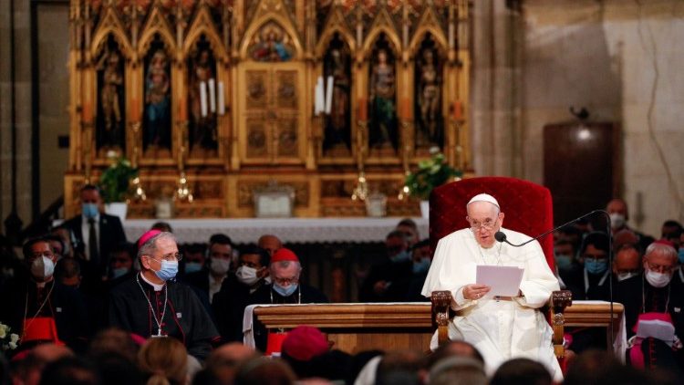 संत पापा फ्राँसिस ब्रातिस्लावा के संत मार्टिन महागिरजाघर में धर्माध्यक्षों, पुरोहितों,  धर्मबहनों, गुरुकुल के छात्रों और प्रचारकों संदेश देते हुए