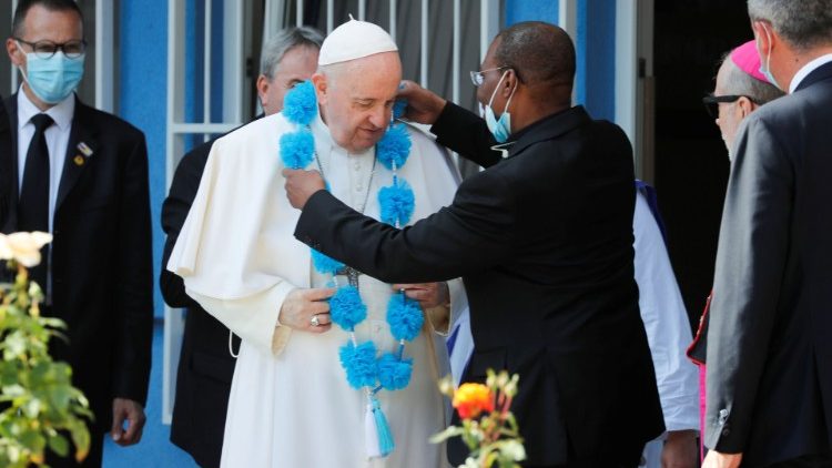 Papa akivalishwa taji