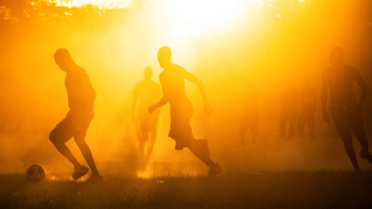 Ujumbe wa Papa Francisko kwa Siku ya 107 ya Wakimbizi na Wahamiaji Duniani kwa Mwaka 2021 unaongozwa na kauli mbiu "Kuelekea Sisi Kubwa Zaidi". 