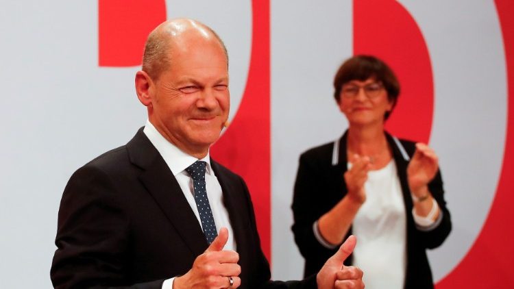 Reazioni ai primi exit poll del voto in Germania. Olaf Scholz si mostra vittorioso