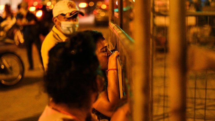 Parenti in attesa di notizie fuori la prigione a Guayaquil, in Ecuador
