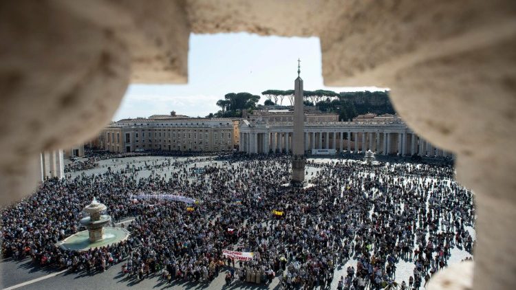 Plaza de San Pedro a la hora del rezo del Ángelus.