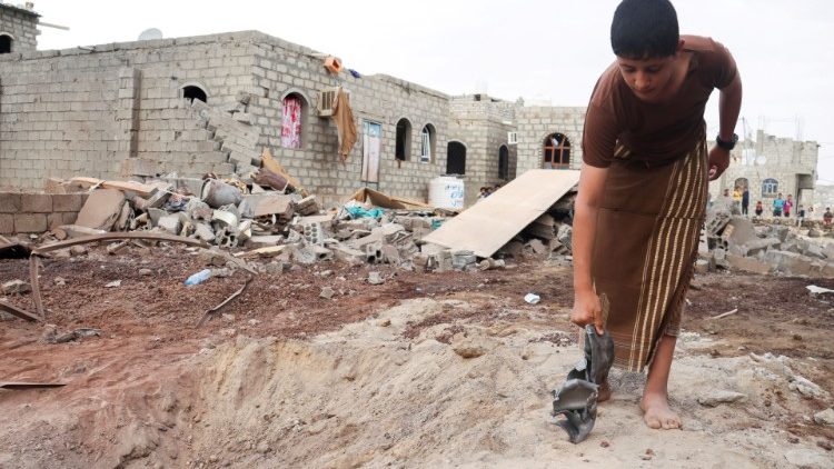 Un bambino con i resti di un missile lanciato in un attacco a Marib, in Yemen (Reuters / Ali Owidha)