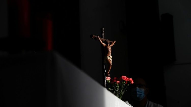 "Depois que Cristo, elevado e pregado na cruz, expirou, um dos soldados golpeou-lhe o lado com a lança e dali imediatamente brotou sangue e água: daquela água e daquele sangue nasce a Igreja toda"