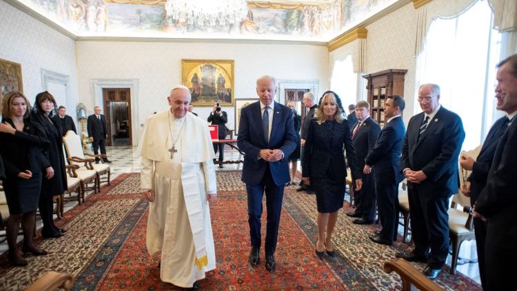 O Papa Francisco, o presidente Biden e a primeira-dama