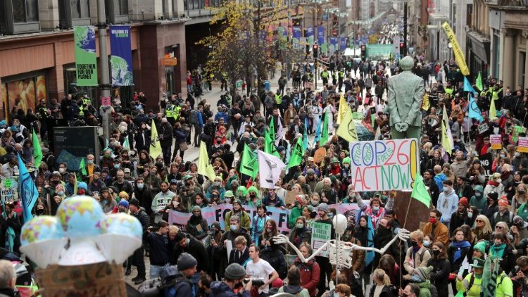 Un convoi de manifestants lors de la COP26 à Glasgow, le 3 novembre 2021. 
