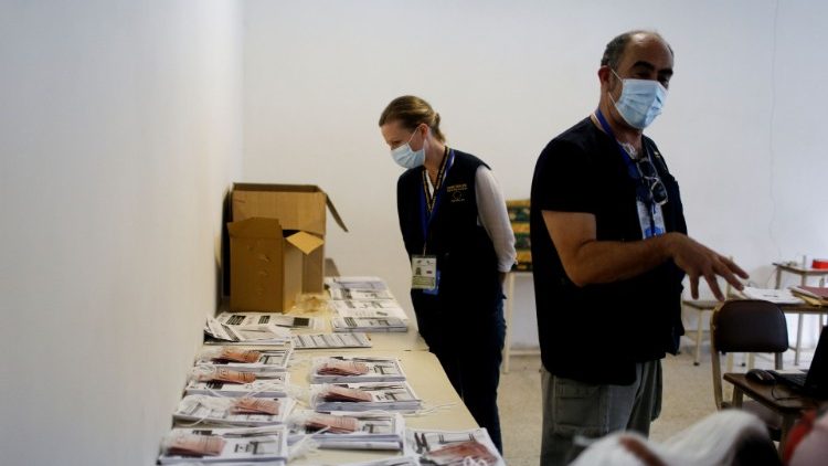 Misión de la Unión Europea visita centro de votación en Venezuela