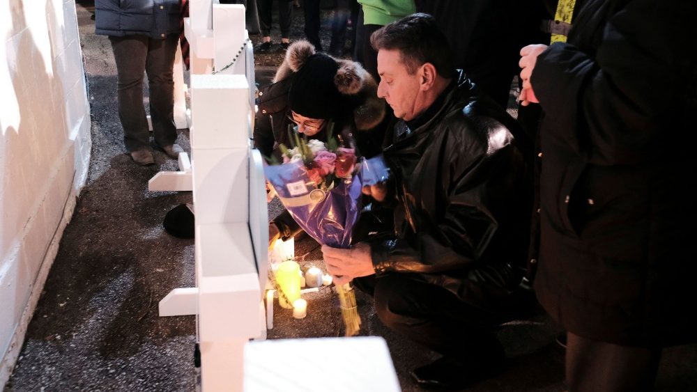 Rezando por las víctimas de la tragedia