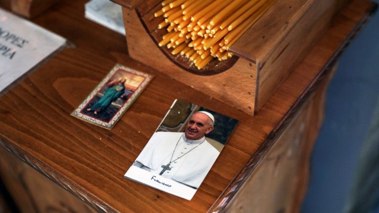 Um cartão representando o Papa Francisco é visto dentro da Igreja Católica da Assunção da Virgem Maria, na ilha de Lesbos, Grécia