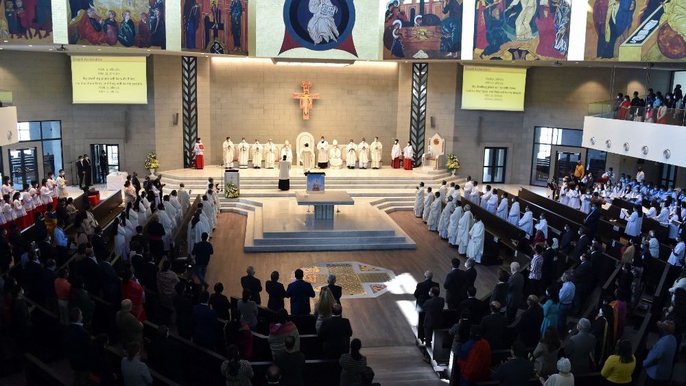 Záber z posviacky Katedrály Panny Márie, Kráľovnej Arábie v Awali