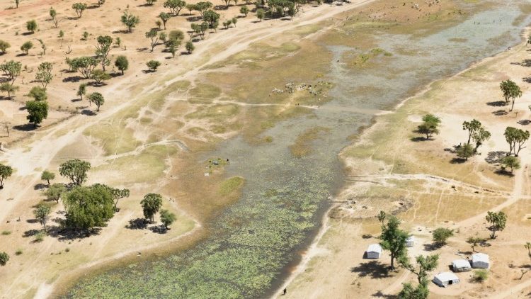 Dori, Burkina Faso: Luftaufnahme, auf der man die Zelte erkennen kann, die Vertriebenen als Notunterkünfte dienen