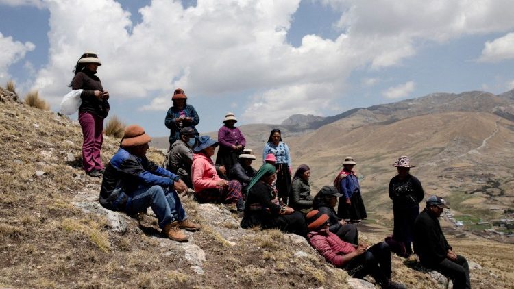 Perus Andenbewohner haben kein leichtes Leben - hier eine Gruppe vor einer Mine, deren Aktivitäten sie für Ernteeinbußen und Viehsterben verantwortlich machen (Archivbild)