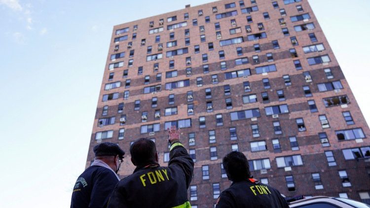 纽约布朗克斯区公寓发生火灾