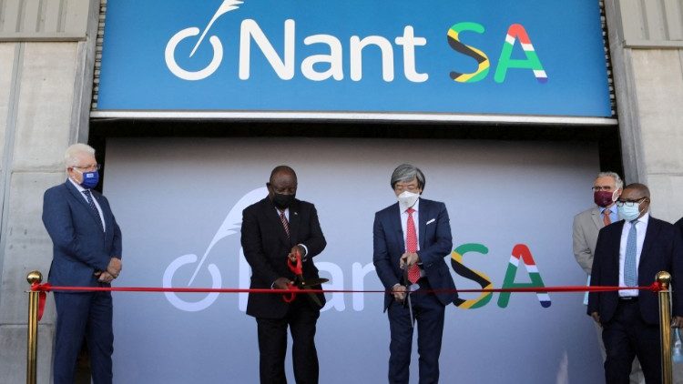 Le président sud-africain Cyril Ramaphosa et le chirurgien milliardaire Patrick Soon-Schiong lors de l'inauguration de l'usine, au Cap, le 19 février 2022.