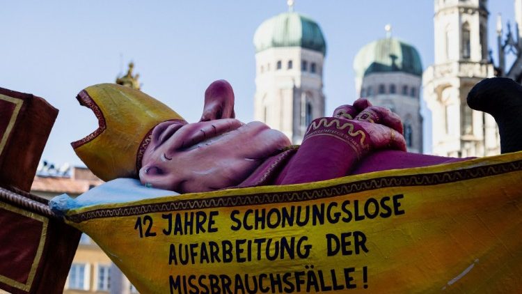 Protestaktion gegen schleppende Aufarbeitung von Missbrauchsfällen in der Kirche