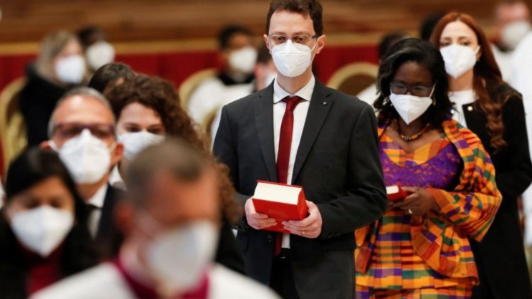 Durante la Misa el Papa instituyó a un grupo de lectores y catequistas